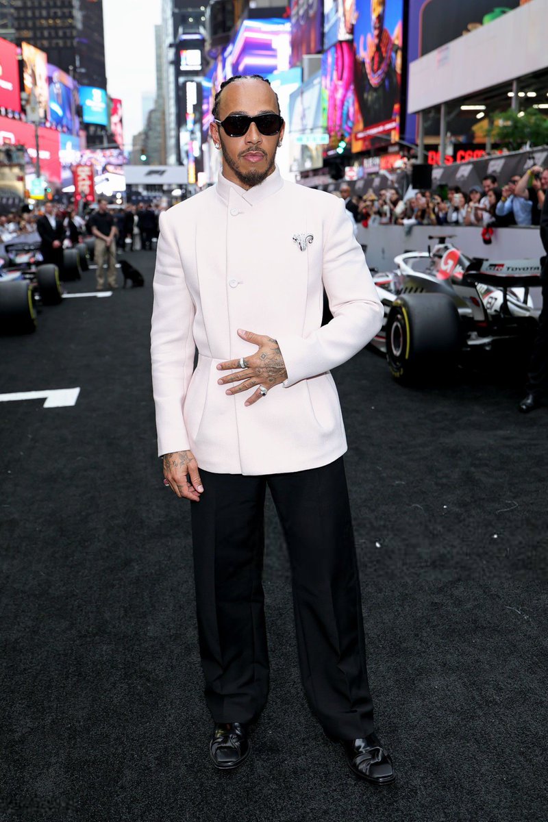 LH44NEWS's tweet photo. ELE CHEGOU! 🌟

Lewis Hamilton na premiere do novo filme da Fórmula 1, em Nova York. https://t.co/mTA39k5ctJ