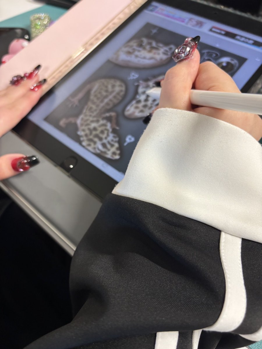 DigilumiChitose's tweet photo. 本日お誕生日の利用者さん🎂♡

ペットのレオパを描いてくれましたｶﾜｲｲ！
LEOのOが目になって���の凄いですよね^^

#でじるみ #でじるみ千歳 #就労支援 #就労継続支援b型 https://t.co/dhh7LQ8HR6