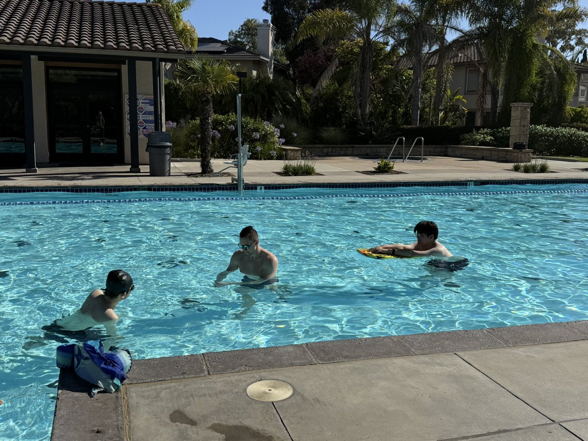 Is <a href="/0xNorby/">Norbert |⚡</a> teaching Thunderbolt or swimming? Both would be blazing fast