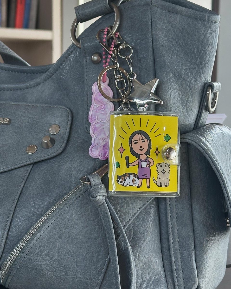 서울국제도서전 «적정 코미디 기술» 미니북 키링 한정 판매 소식

✅시트콤, 어떤 것부터 시작할지 잘 모르겠다! 
✅퀴어가 나오는 시트콤 좀 보고 싶다!
✅가방에 귀여운 걸 달고 다니고 싶다!
✅«적정 코미디 기술» 읽은 걸 티내고 싶다!
✅서로를 알아보고 싶다!