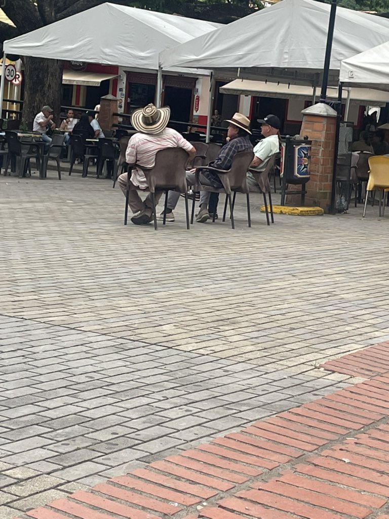 Marianacc34's tweet photo. Que ganas de ser un viejito sentado en el parque del pueblo, sin preocupaciones, sin planes, solo parche y parche en la plaza https://t.co/VQOkpJSoZD