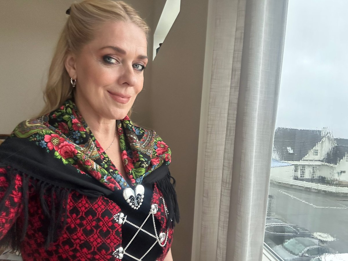 Last week <a href="/SongManNic/">SongManic</a> and I had the honour of performing for Their Majesties King Frederik X of Denmark and Queen Mary, at the Faroese Prime Minister's dinner. 
No better outfit for the occassion than my Faroese national costume. 
Here I am pre-gig, nervous but ready to rock! 👑