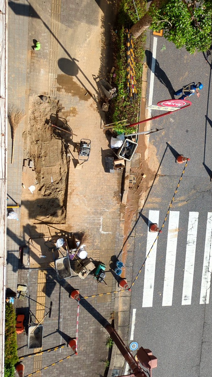hayashiganka's tweet photo. 昨晩よりクリニック前の歩道を工事しております。お越しの際はご注意下さい。 https://t.co/EKnAcV1aCN