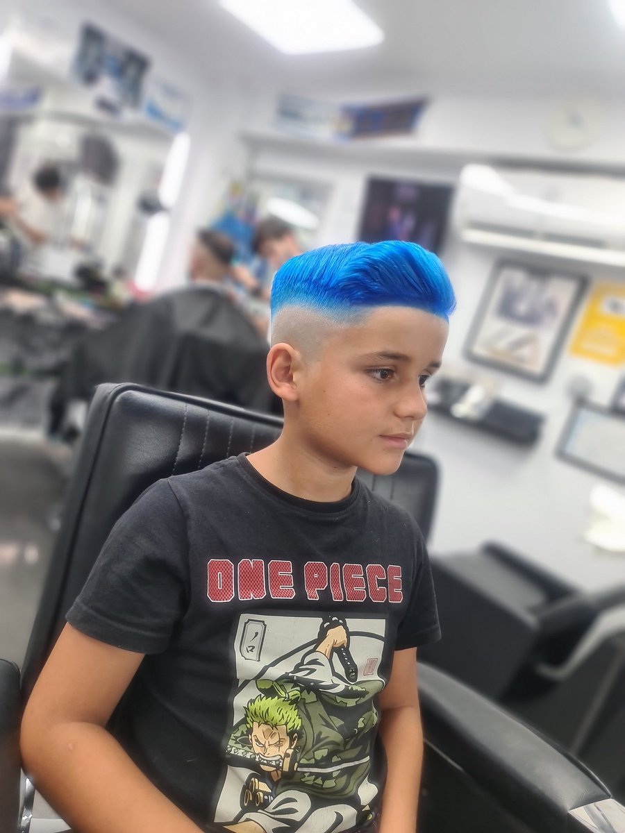 Manolo_LPDC's tweet photo. ¡Dale un toque de color a la vida! 💙✨ ¡Descubre nuestra gama de colores! 🌟 Seguro, suave y divertido, perfecto para los pequeños y los más atrevidos que quieren expresar su personalidad. 🌈 ¿Estás listo para un cambio de look? 💥 #TinteAzul #Color #LaPeluqueriaDelCaballero https://t.co/qzPFkPtvC9