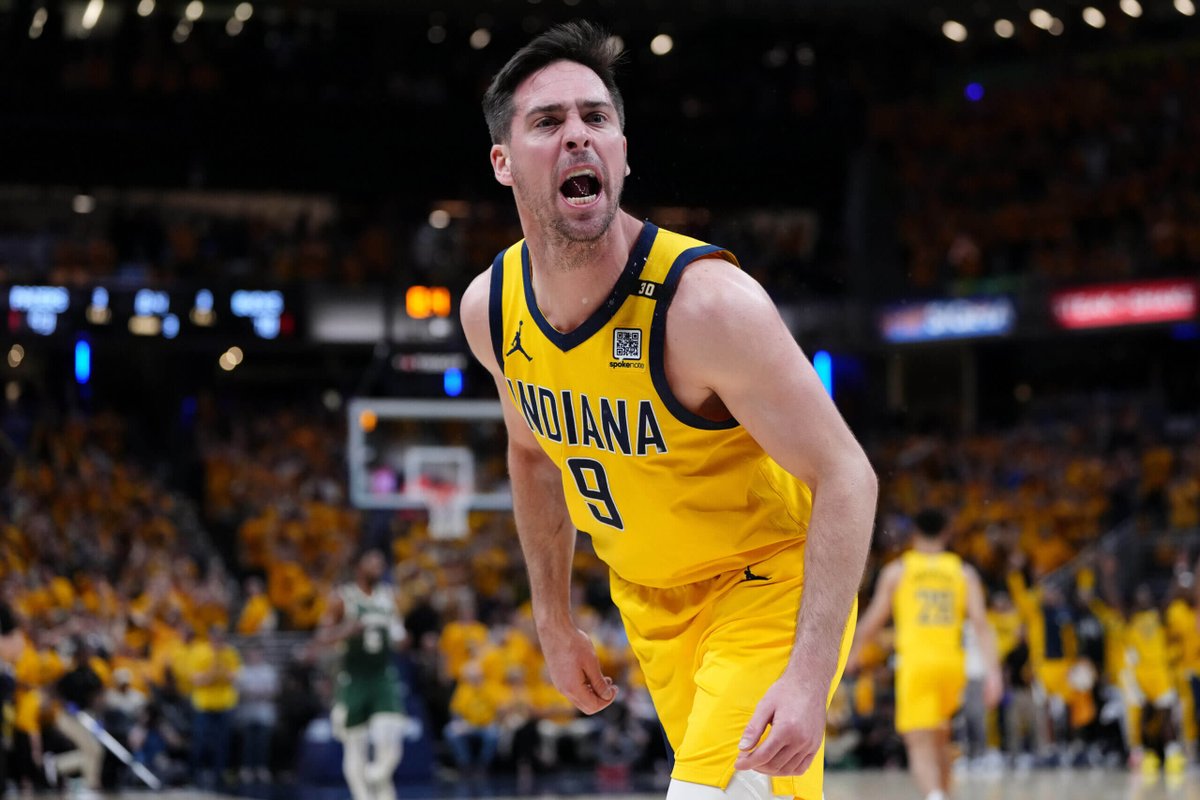 El jugador que no tenía físico, ni hype, ni padrinos… pero hoy está jugando Las Finales de la NBA.

No fue drafteado
No tenía “potencial”
Nunca fue el más alto, ni el más rápido
Pero tenía algo que pocos tienen: 
Obsesión por mejorar.

Esta es la historia de T.J. McConnell🧵👇
