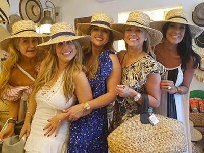 cartagenacv's tweet image. With average temperatures hovering in the eighties and high humidity throughout the year, your clothing choices will greatly influence your comfort and confidence.

Read more 👉 lttr.ai/AfYW7

#CartagenaSVibrantClimate #StylishTips #StayComfortable
