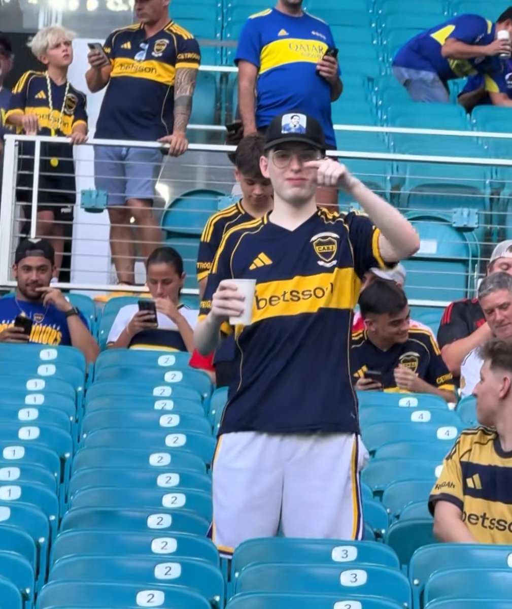 rashfordargento's tweet image. Termina el primer tiempo y todo nervioso logro sentarme.

Escucho un grito atras mio: “Si la tocan a Cristina, que quilombo se va a armar”.

Me doy vuelta, la voz me suena familiar...

Era él: