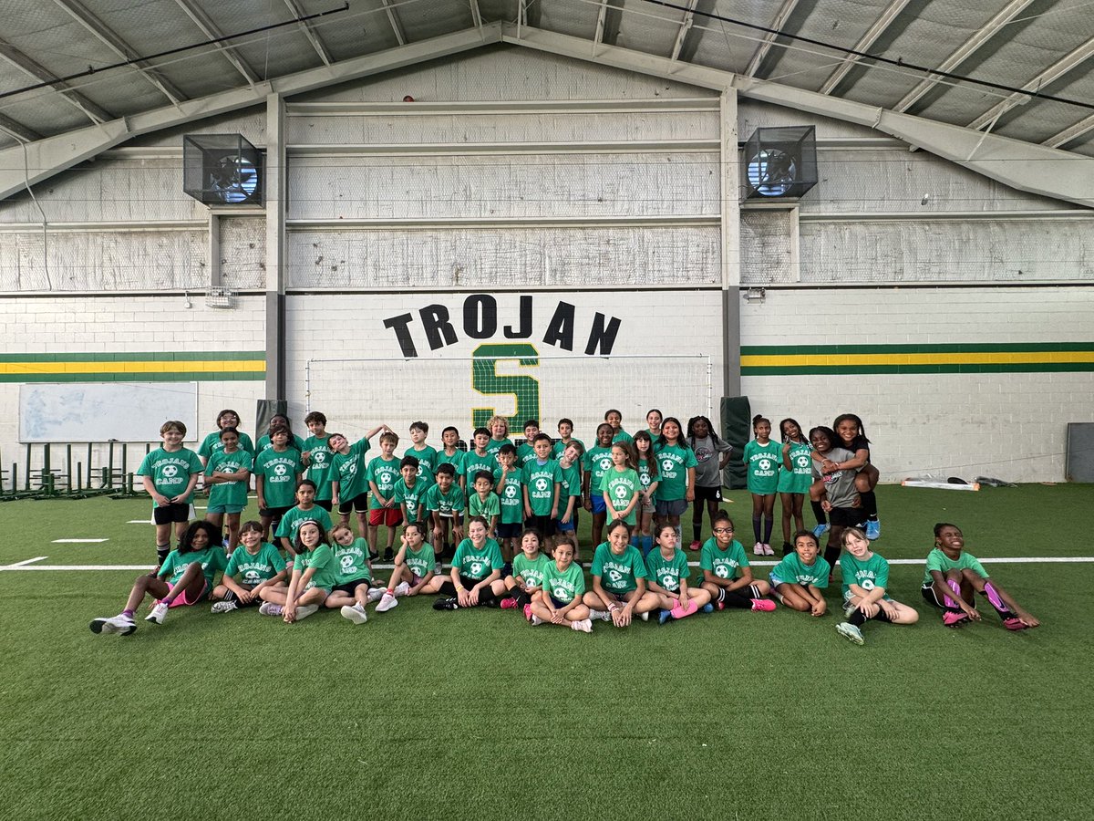 CoachCPerez's tweet image. Day 1 of camp for our 2nd-5th graders was a success. Can’t wait to have them back tomorrow 💚💛.