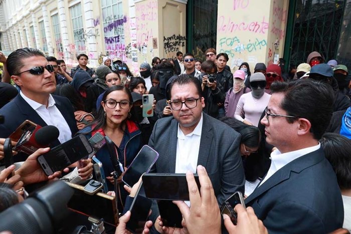 📢 Enjambre Estudiantil Unificado aplaza entrega de pliego petitorio en la UAEMéx

Este lunes, integrantes del EEU sostuvieron diálogo con autoridades en la Casa del Estudiante.
❌ No entregaron el pliego, como se tenía previsto
📄 Presentaron en su lugar su declaración de