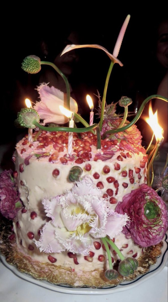 DDR1315754's tweet photo. Cakes https://t.co/B4FnBobtIz