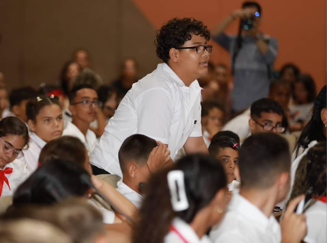 #FidelPorSiempre: "La <a href="/OPJMCuba/">OPJM Cuba</a> es la cantera donde se forjan los nuevos comunistas. Sin los pioneros, la #RevoluciónCubana no tendría raíces ni futuro. Guardianes de nuestra historia y sembradores del socialismo. En sus manos está preservar nuestras conquistas". <a href="/UJCdeCuba/">UJC de Cuba</a>