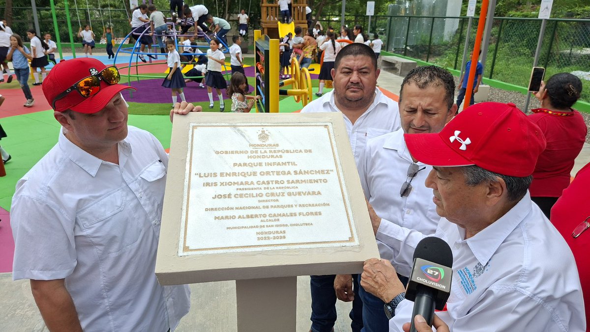 BancadaLibre's tweet photo. Los diputados @luisorte1979 y @saquiry78, junto al titular de la @DNPR2024, Cecilio Cruz, y el alcalde de San Isidro, Choluteca, Mario Canales, inauguraron el Parque Infantil “Luis Enrique Sánchez Ortega”, un espacio lleno de color y alegría que rinde homenaje al diputado gestor del proyecto y que hoy se convierte en un símbolo de esperanza y recreación para la niñez de la comunidad.