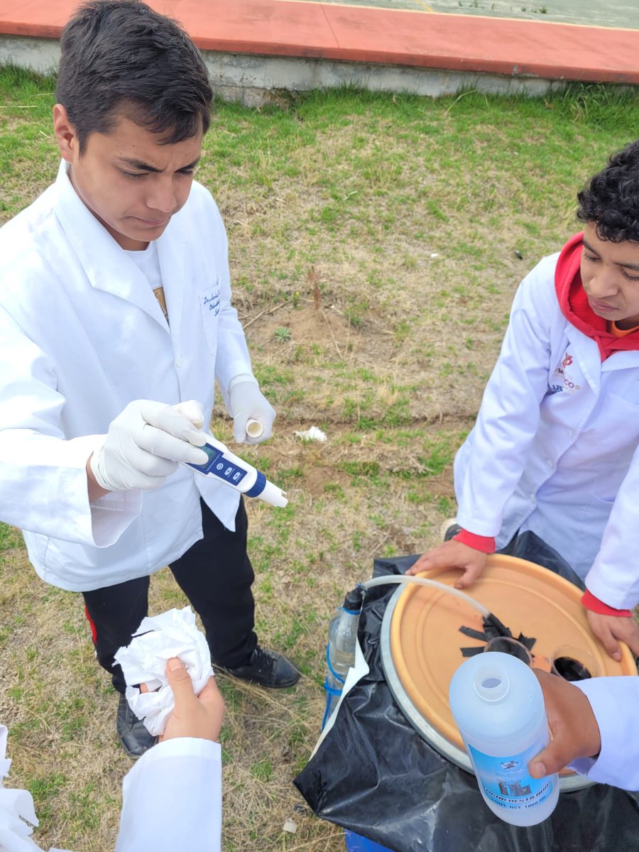 Nuestros estudiantes de la Ingeniería en Innovación Agrícola Sustentable de la UES San José del Rincón 🏫 desarrollaron una práctica de calibración de un PH metro para su utilización en la evaluación de parámetros de un abono orgánico líquido.

#OrgullosamenteUMB