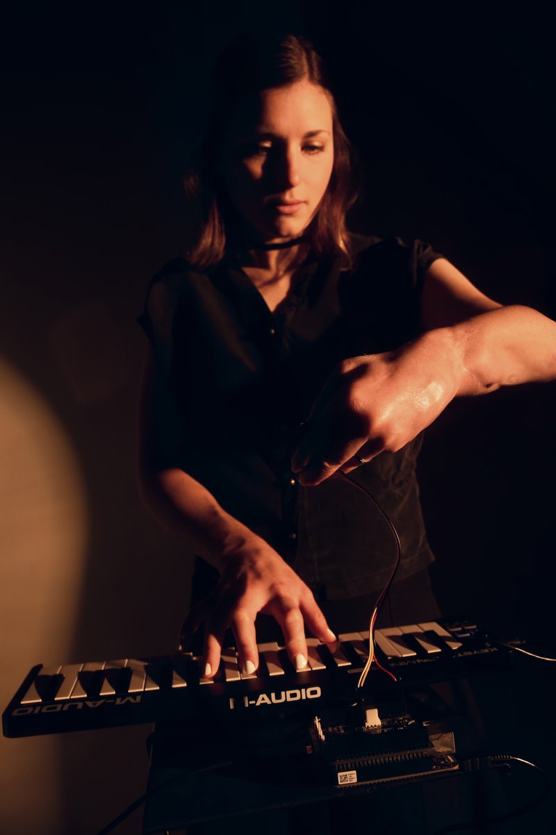MAGNET Magazine (@magnetmagazine) on Twitter photo #MAGNETExclusive: Premiere of <a href="/Molly_Joyce/">Molly Joyce</a>’s “August 13 + 16, 1999” (<a href="/bettercorecords/">Better Company Records</a>). “I’m not trying to get at this for a sense of pity or regret—more just musically and artistically exploring how that can sound and viscerally feel. ” Check it out: magnetmagazine.com/2025/06/17/mag… #MAGNETExclusive: Premiere of <a href="/Molly_Joyce/">Molly Joyce</a>’s “August 13 + 16, 1999” (<a href="/bettercorecords/">Better Company Records</a>). “I’m not trying to get at this for a sense of pity or regret—more just musically and artistically exploring how that can sound and viscerally feel. ” Check it out: magnetmagazine.com/2025/06/17/mag…