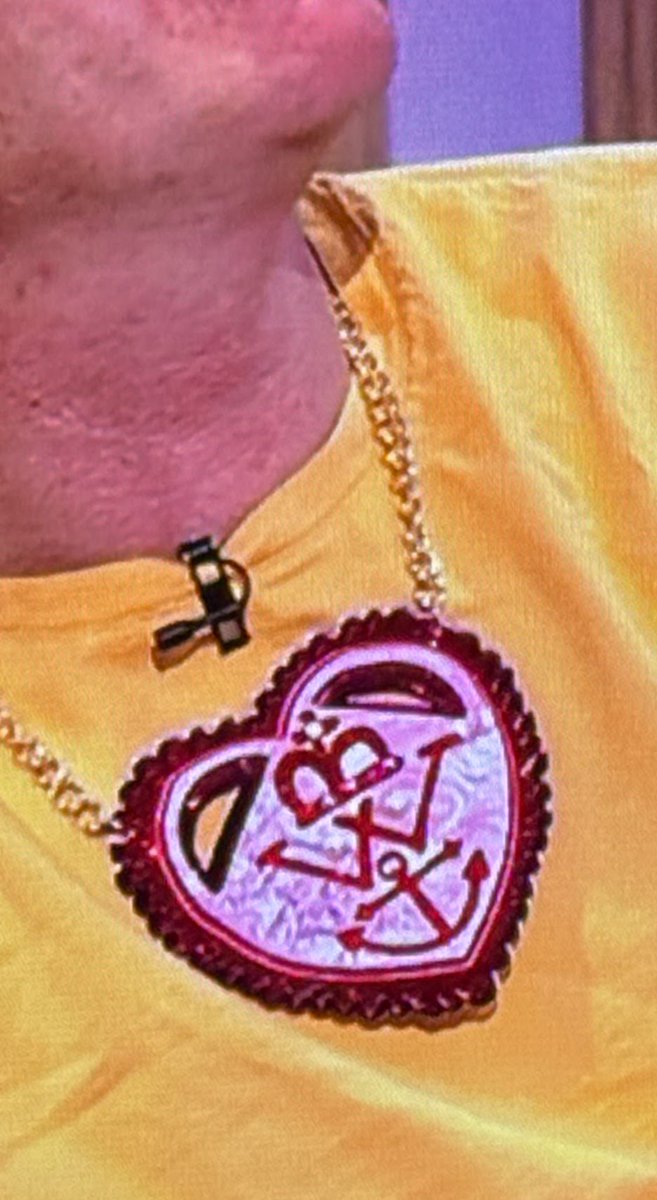 Hey <a href="/BBCOne/">BBC One</a> I reckon Sir Grayson Perry was sending a message to the monarchy when on <a href="/BBCTheOneShow/">BBC The One Show</a> &amp; if so, strip him of his knighthood <a href="/RoyalFamily/">The Royal Family</a> #TrendingNow #Shameful #photooftheday