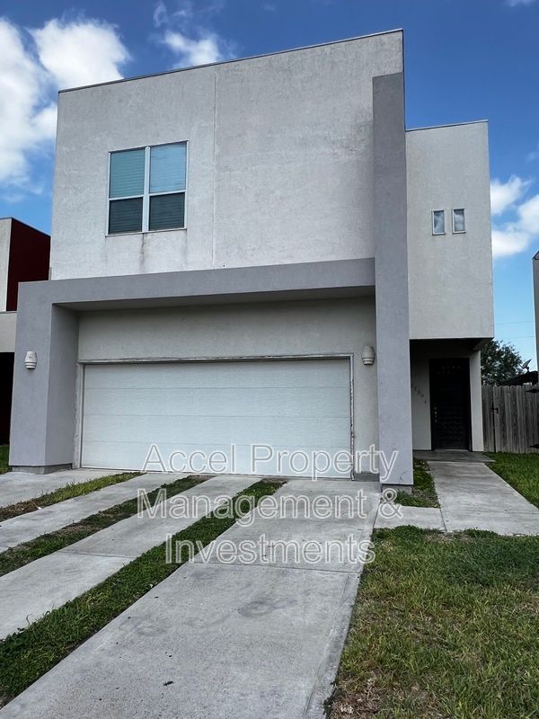 Spacious 3 bedroom, 2.5 bathroom home with open layout, granite countertops, tile floors &amp; 2-car garage. Nearly 2,500 sqft across two floors—$1,625/mo. Request a Viewing for 5239 Shalom Dr buff.ly/JnyZZeJ