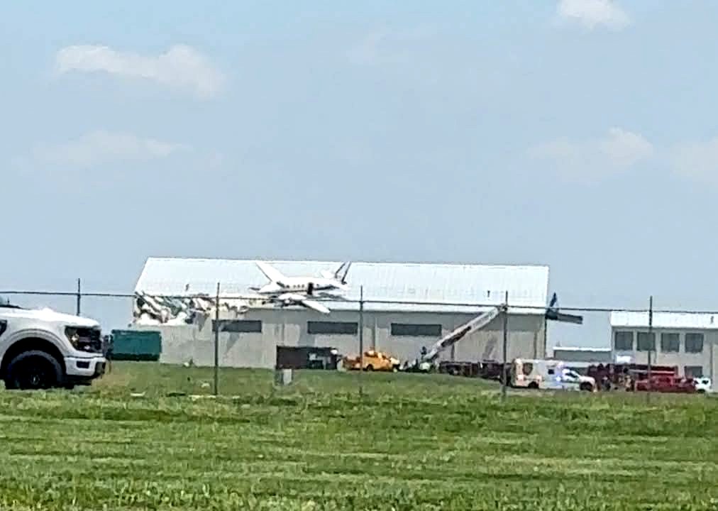 ivancp25's tweet photo. #AccidenteAéreo de #Beechcraft #KingAir #Be90 (NIUC) sobre tejado de hangar del #NewCentury #AirCenter, en Aeropuerto Ejecutivo #JohnsonCounty (KOJC) #Kansas #EEUU 🇺🇸. Fallo de motor izquierdo en vuelo. 2 ocupantes (73 y 30 años) heridos leves. Hangar de #ButlerAvionics. 16-06-25 https://t.co/1a1DGbq4Zq