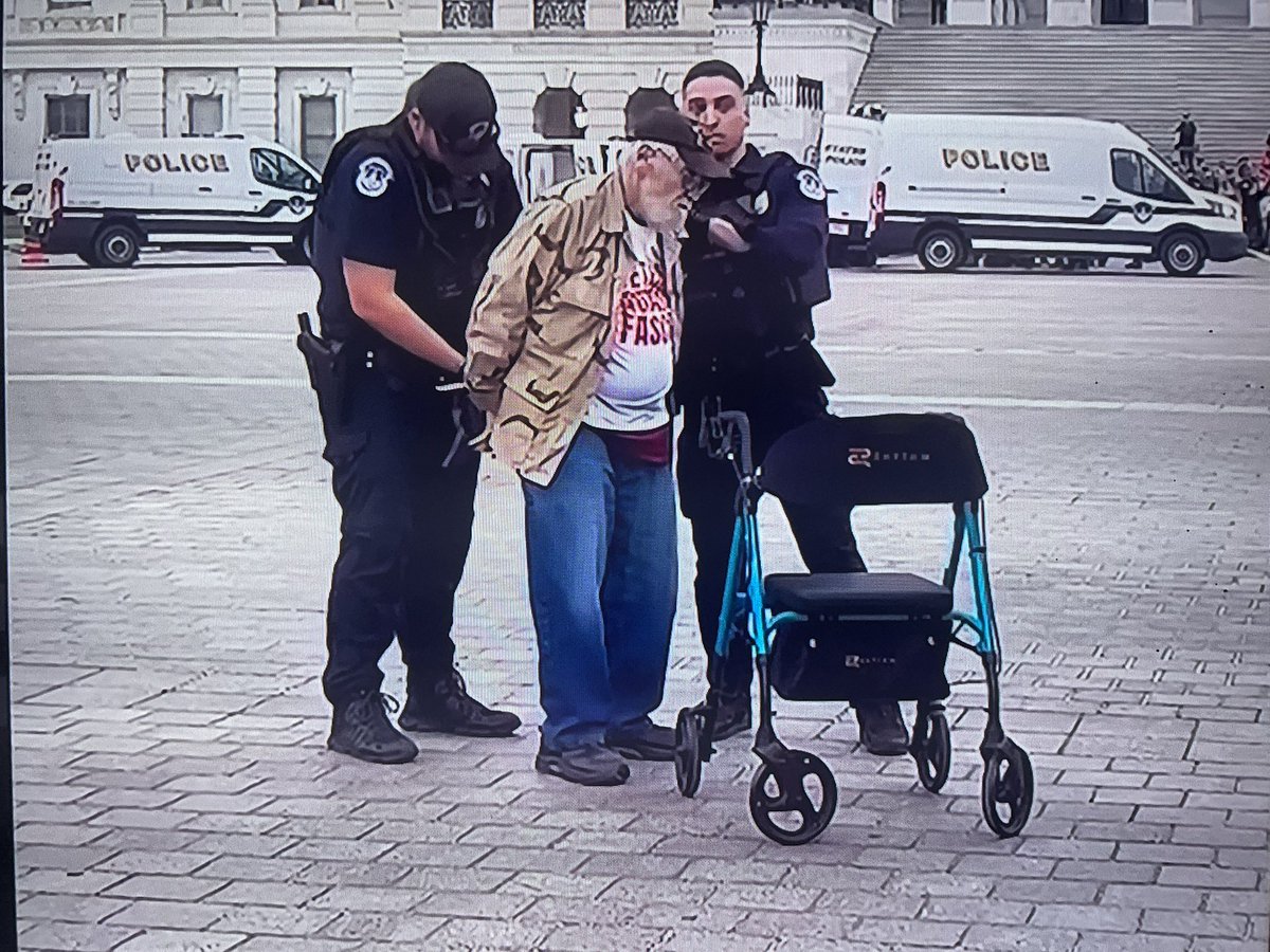 How was this guy considered a threat? I salute this brave veteran, and this picture will go down in history.