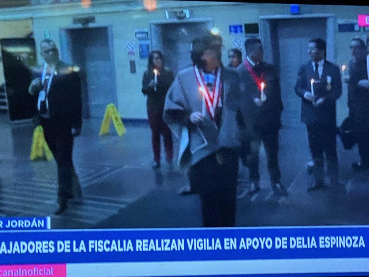 Los commies ineptos con velitas….  Al único que le pueden prender velitas esos ateos es a su amo Gonorriti.  Hay que extirpar a tanto inepto mañoso de nuestras instituciones… yo no les pago para eso.