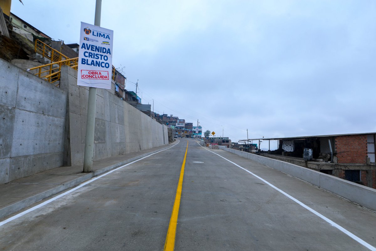 MuniLima's tweet image. La av. Cristo Blanco ya es realidad en #SJM 🚧

Luego de más de 30 años de espera, se culminó la construcción de una importante avenida en Pamplona Alta. Son 1.5 km de vía que mejoran la conectividad y el tránsito en esta parte de Lima sur.
