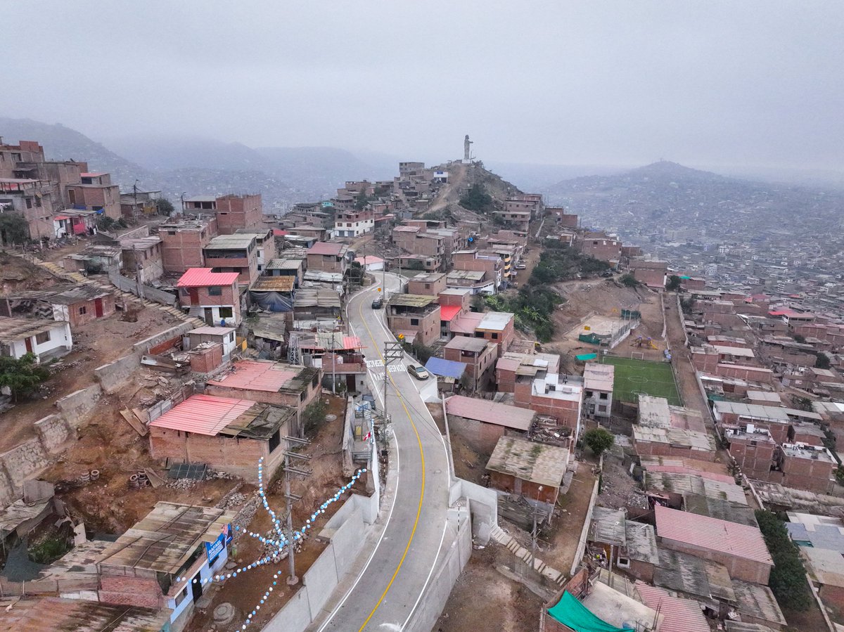 MuniLima's tweet image. La av. Cristo Blanco ya es realidad en #SJM 🚧

Luego de más de 30 años de espera, se culminó la construcción de una importante avenida en Pamplona Alta. Son 1.5 km de vía que mejoran la conectividad y el tránsito en esta parte de Lima sur.