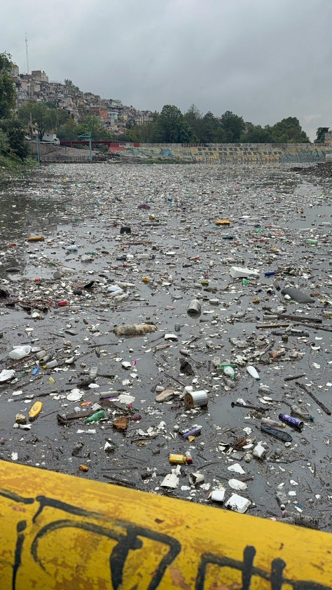 buendiadam76's tweet photo. 🗑️ No es solo culpa de la lluvia:
El riesgo en la Presa San Francisco en Álvaro Obregón es también por toneladas de basura acumulada que nadie retiró a tiempo.

¿Y las autoridades de la CDMX? Bien, gracias.
#AlertaCDMX 

https://t.co/yAZyE7vqov