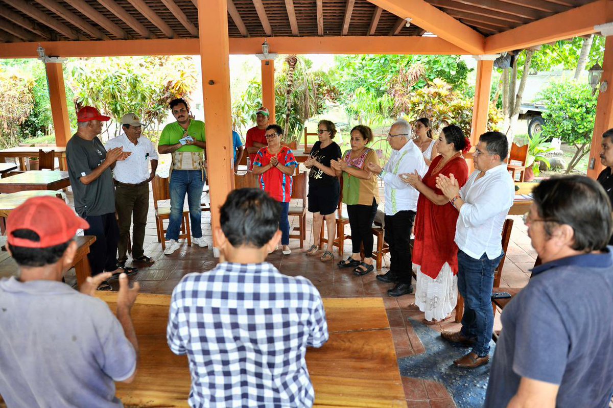 PRIOaxaca_'s tweet photo. En Tututepec, la presidenta @CarmelitaRicdzV, el Secretario General @JesusMadridOax y el delegado nacional @Heliodoro_hcde reafirmaron el compromiso del @PRI_Nacional con las comunidades costeñas. ¡Seguimos fortaleciendo nuestra organización! https://t.co/WmH8H0YB6w