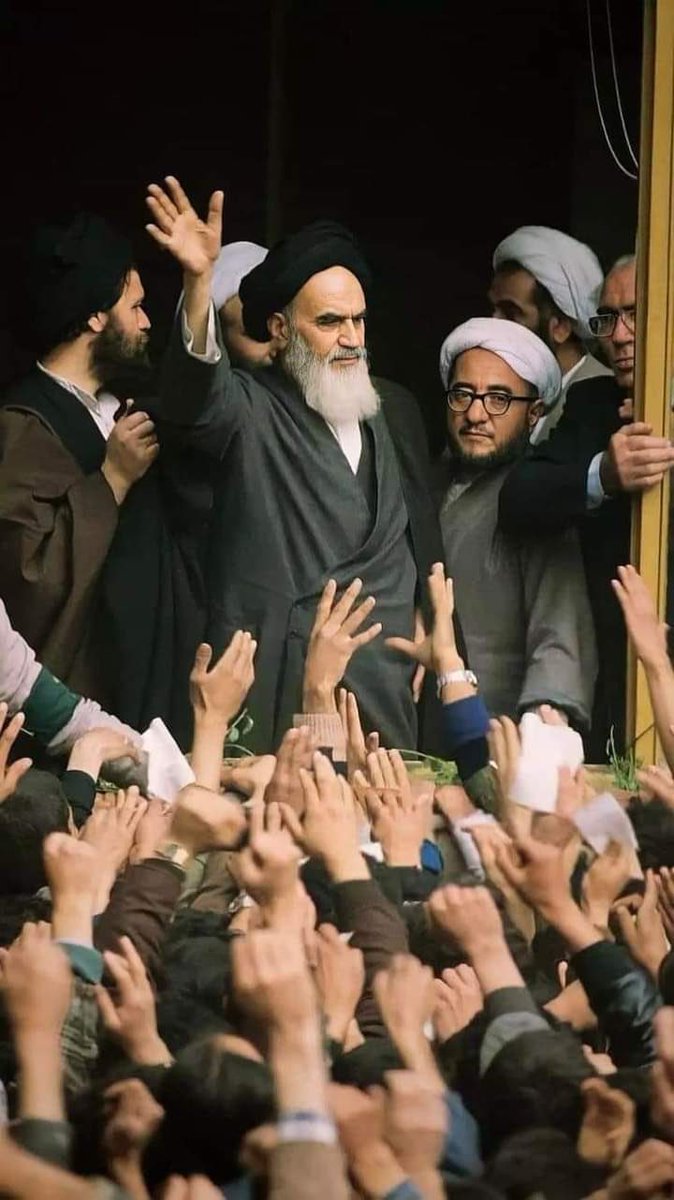 "ينبغي للشعوب أن لا تخشى أمريكا، فهي طبل فارغ تقرع ولا تعمل شيئًا" 
الإمام روح الله الخميني (رضوان الله عليه)