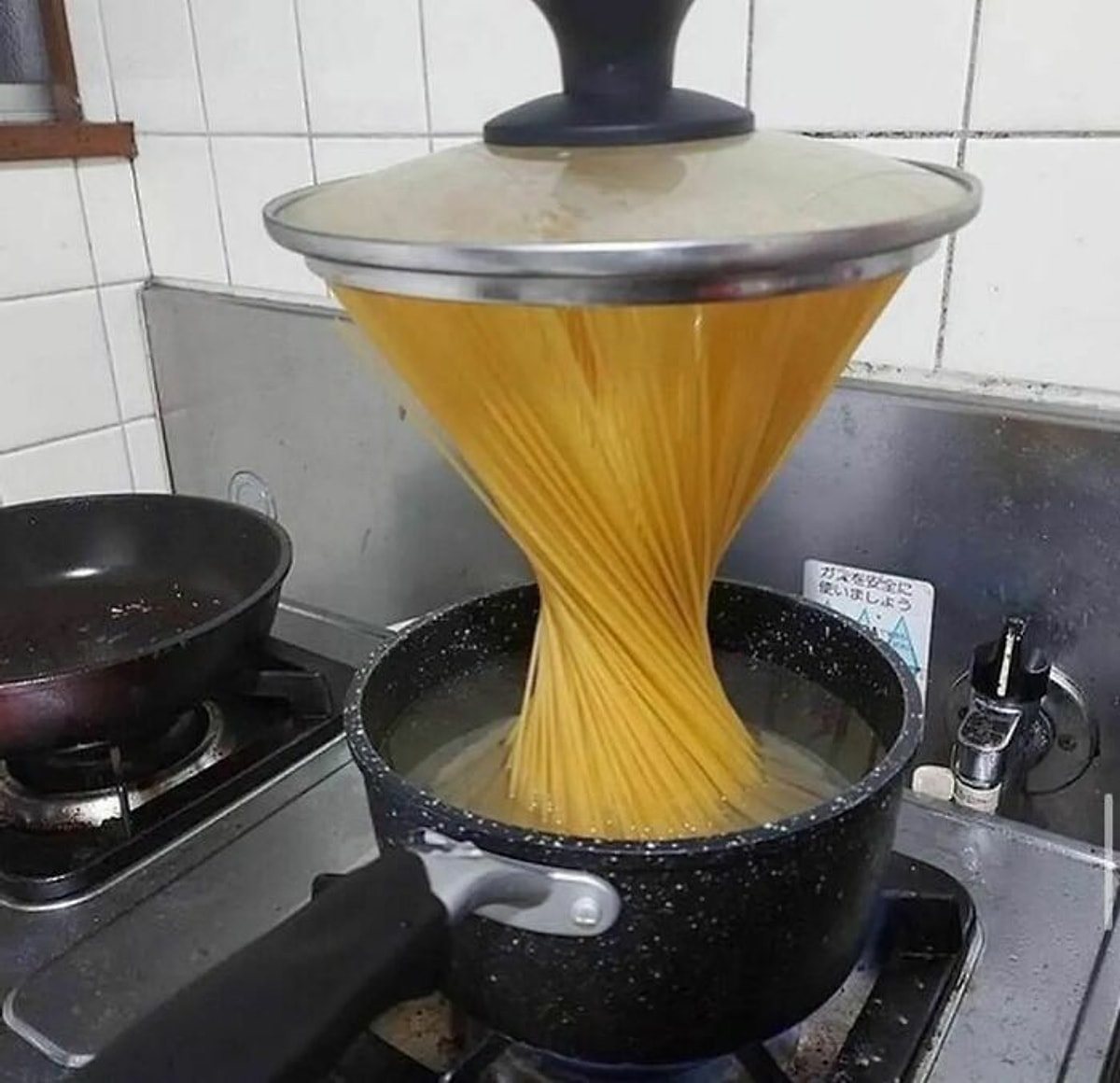 semestasains's tweet image. Mom: Ngapain di dapur?
Me: Masak.
Mom: Masak apa?
Me: x² + y² - z² = 1