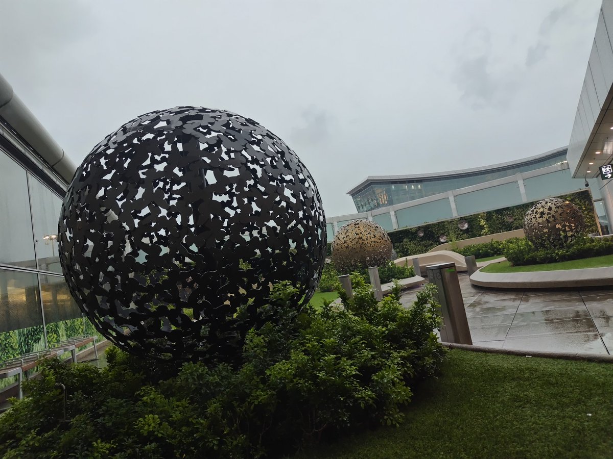 トランジットの香港到着。
めちゃムワッとしてて暑い
冬から夏の世界に戻ってきたって感じ。
冬服すぐ脱いだけど、逆の季節から戻って来る時は荷物が増えるのが面倒い💦
写真は空中花園。