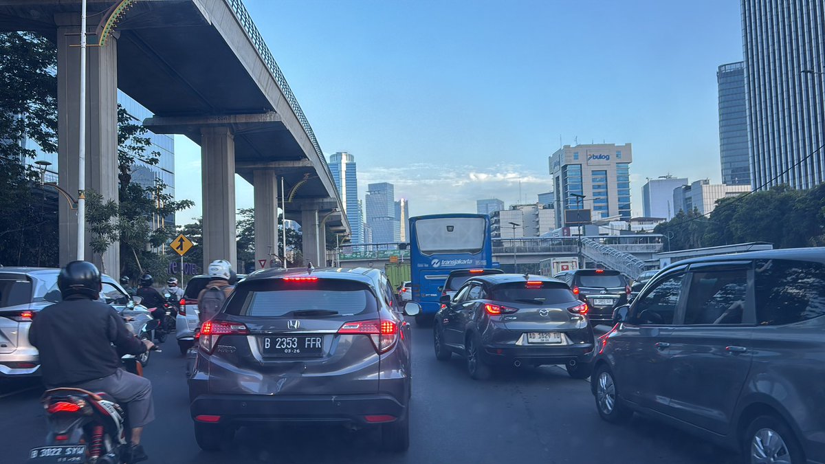 Pancoran menuju semanggi padat merayap di depan hotel Grand Mercure <a href="/TMCPoldaMetro/">TMC Polda Metro Jaya</a>