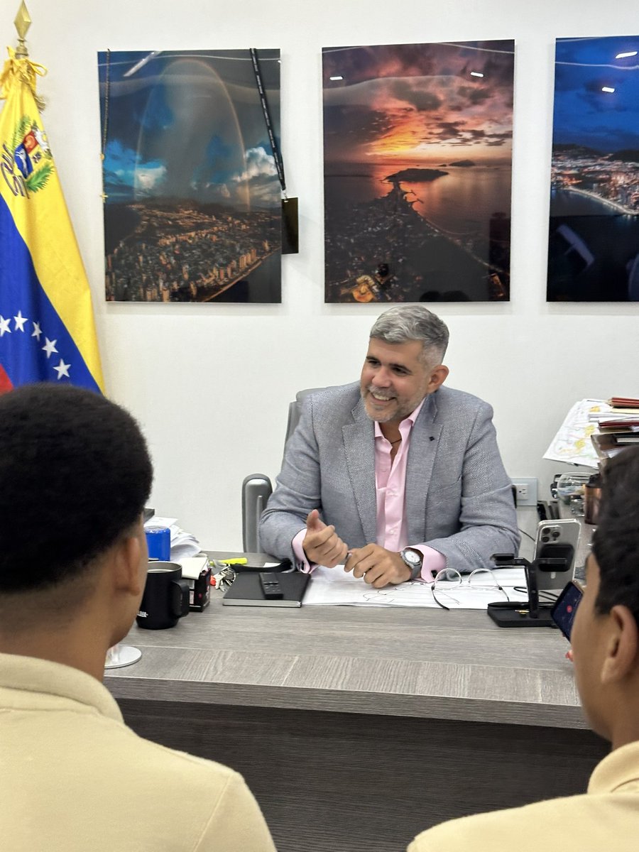 Parte de la tarde de hoy, la dedicamos a brindarles entrevistas académicas a alumnos de bachillerato y a estudiantes de la Universidad Santa María. Hablamos desde temas ambientales, hasta asuntos relativos a la salud y la seguridad.

Este espacio, nos permitió profundizar en la