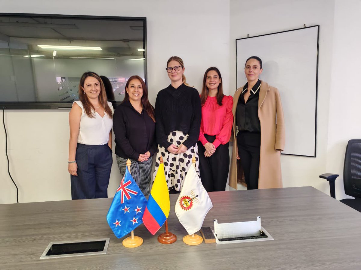 SENAComunica's tweet photo. El SENA, a través de la Dirección de Promoción y Relaciones Corporativas, se reunió con delegados de la Embajada de Nueva Zelanda para impulsar la cooperación técnica y académica, fortalecer programas y brindar a aprendices e instructores acceso a formación y oportunidades en el sector agropecuario de ese país. #AliadosSENA.