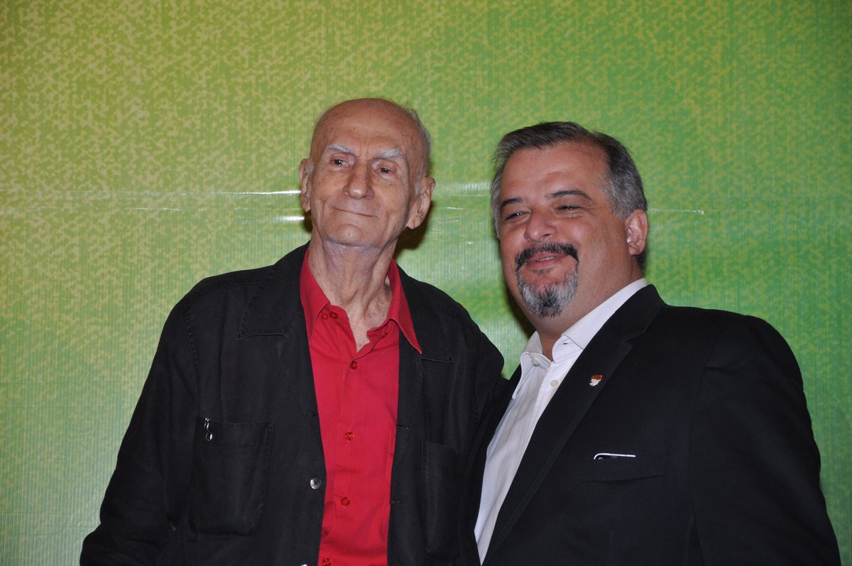 Hoje Ariano Suassuna faria 98 anos. Um mestre da cultura brasileira, defensor apaixonado do Nordeste e presidente de honra do PSB. Deixou saudade e o compromisso de manter vivo seu legado. Viva Ariano! 📚✨