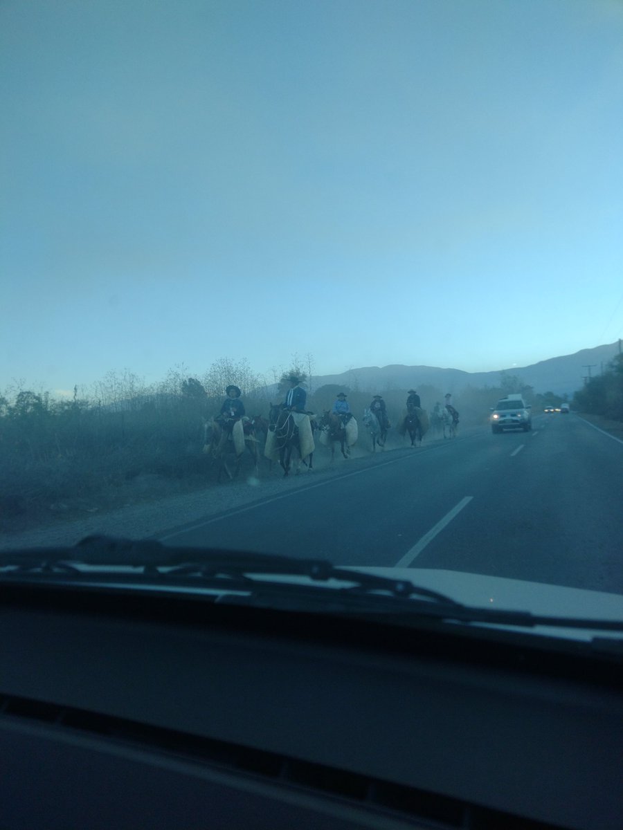 Vine a casa a dormir. Esta noche es la Guardia bajo las estrellas. Mañana el desfile. Será la tercera vez en mi vida que allí no estaré. Estas imágenes se repiten por todos los accesos