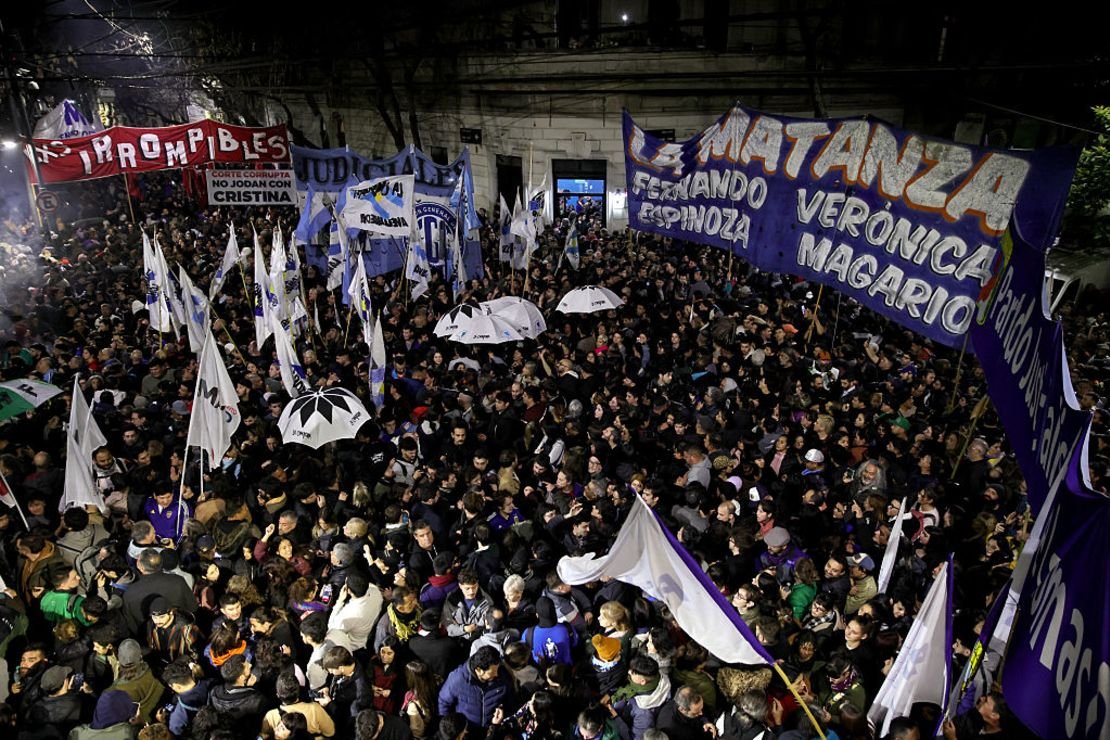 Argentina celebra 6 años de prisión a su EX PRESIDENTE ASESINA Y LADRONA.

Felicidades Argentina.

Ya hasta en eso nos ganan.
En un futuro cercano, tendrán mejor economía que México.
