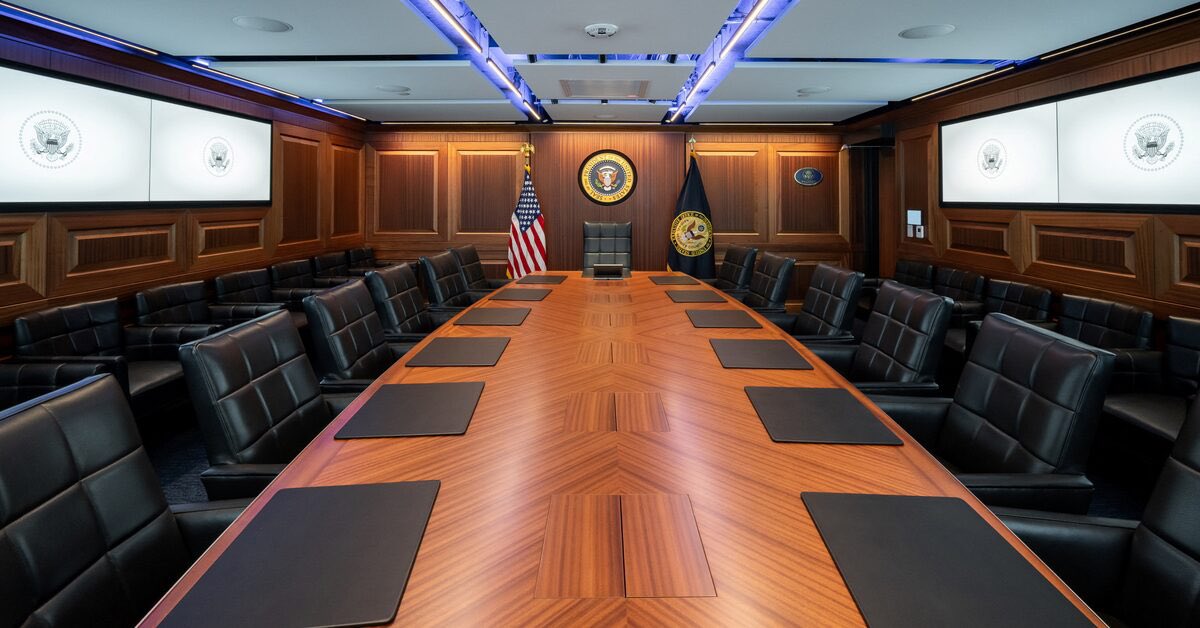 🇺🇸🇮🇷‼️ | URGENTE - FUERTE

El presidente Donald Trump acaba de solicitarle al Consejo de Seguridad Nacional que PREPAREN la Sala de Crisis de la Casa Blanca, la famosa “Situation Room”.