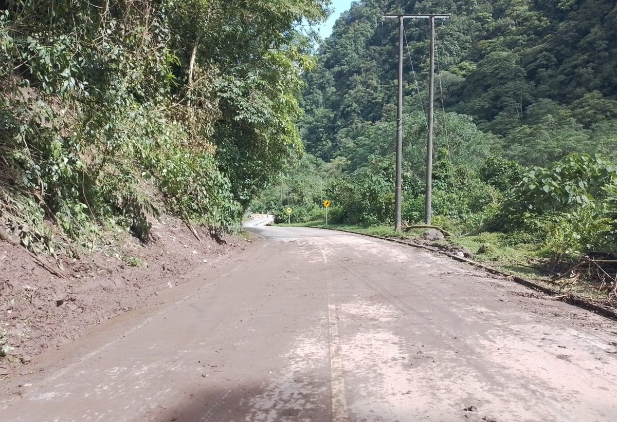 Agencia Nacional de Infraestructura (@ani_colombia) on Twitter photo 🚧 #AEstaHora | Avanza la remoción de derrumbes en la Transversal del Sisga, a cargo de la <a href="/Concesion_Sisga/">Concesión Transversal del Sisga</a>.
✅ Ya hay paso habilitado en varios puntos.
🔄 Se mantiene el paso controlado a un carril, mientras continúan los trabajos para habilitar la calzada completa. 🚧 #AEstaHora | Avanza la remoción de derrumbes en la Transversal del Sisga, a cargo de la <a href="/Concesion_Sisga/">Concesión Transversal del Sisga</a>.
✅ Ya hay paso habilitado en varios puntos.
🔄 Se mantiene el paso controlado a un carril, mientras continúan los trabajos para habilitar la calzada completa.