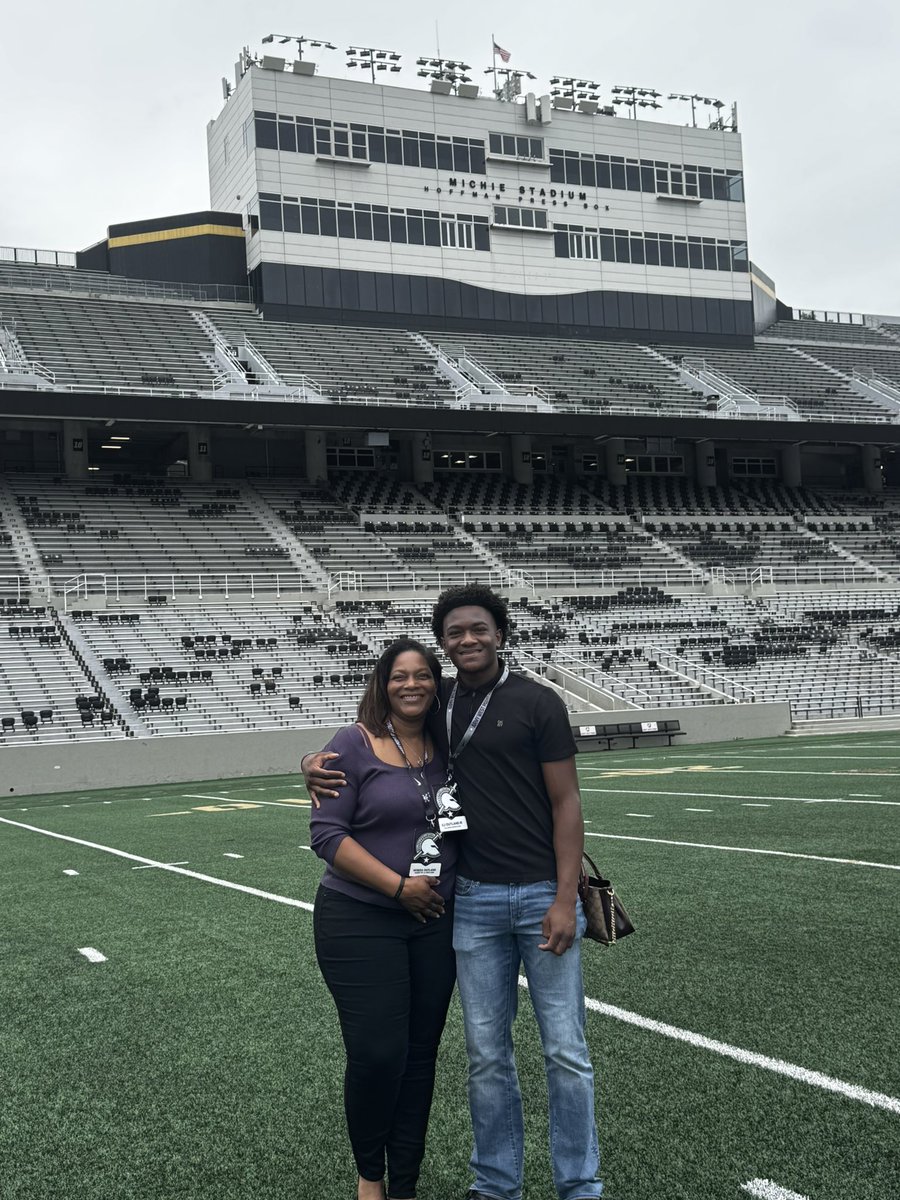 CEOTrey26's tweet image. Thank you @ArmyWP_Football for hosting my parents and I today. I thoroughly enjoyed my visit.
@CoachASmith_ @CoachASmith3 @CoachDDixon @CoachJeffMonken @CoachNateWoody @CoachJohnLoose  @FCS_Recruiting @PaladinsFCS @CoachJT1515 @MikeHaynes81