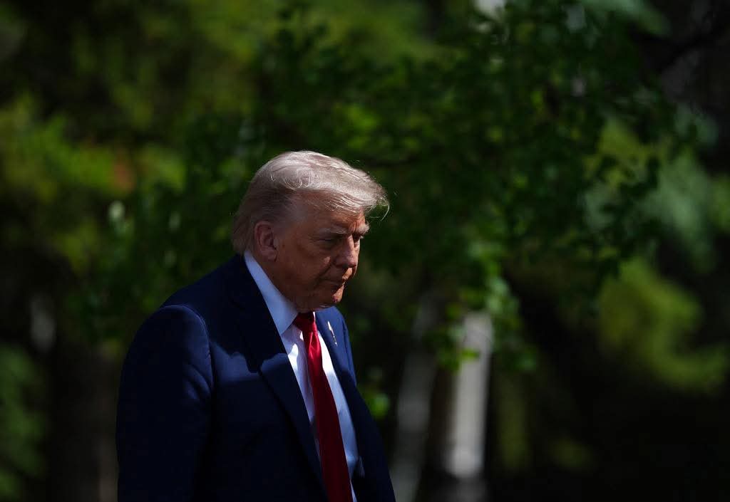 🔴 دعا الرئيس الأمريكي دونالد ترامب إلى إخلاء العاصمة الإيرانية طهران فوراً.
وكتب "كان ينبغي على إيران أن توقّع على الاتفاق الذي قلت لهم أن يوقّعوه. يا له من أمر مخزٍ، ويا له من هدرٍ للأرواح. ببساطة، لا يمكن لإيران أن تمتلك سلاحاً نووياً. قلت ذلك مراراً وتكراراً!".