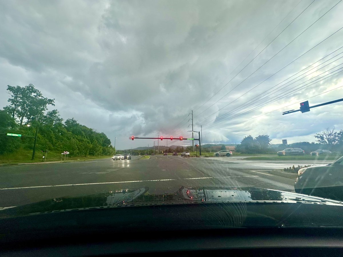 j_stvincent's tweet photo. @NashSevereWx @NashSevereWx nice wall o’ rain - Mack Hatcher, Westbound, 6:50pm. (Sorry for delay, was driving.) #tspotter https://t.co/wmDzNJumPq