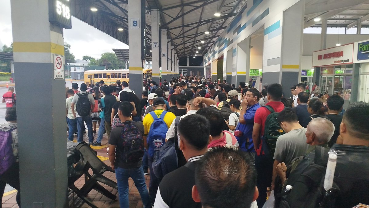 Marcel819's tweet photo. @VMTElSalvador así tienen la terminal nuevo amanecer sus gestores  haciendo otro carril reversible sin sentido que obstruye la entrada del interdepartamental ,, deberían estar en la NASA con su logística🤬 https://t.co/E7iA4HV2xI
