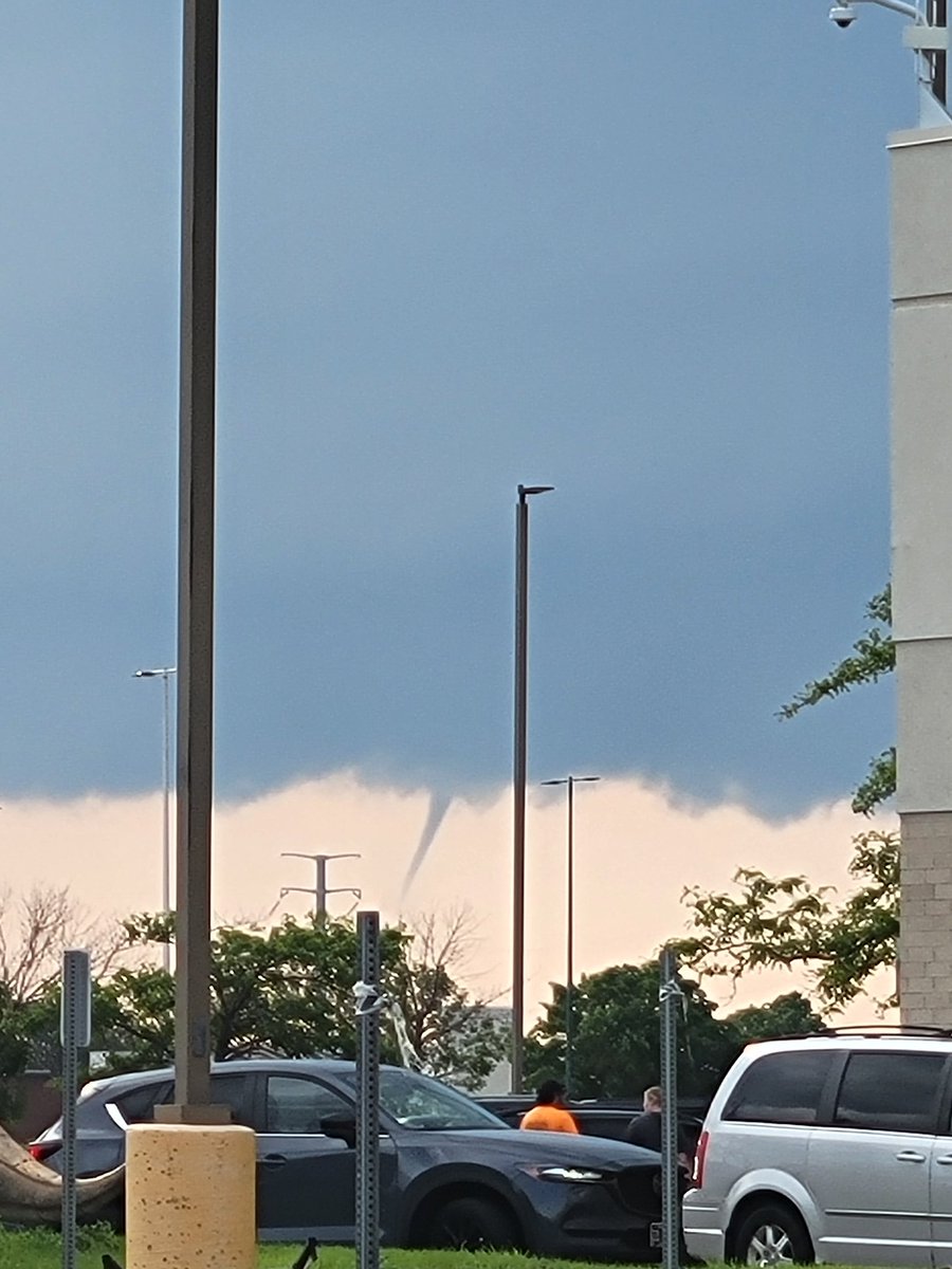 Noah__wx's tweet photo. @NWSTwinCities 

Just west/northwest of mankato https://t.co/u02ZKJTOAv