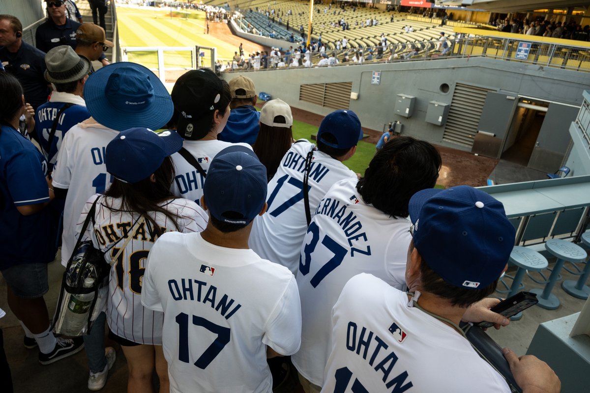 vidcrane's tweet image. #Dodger fans crowd around the Dodger bullpen, hoping for a glimpse of #ShoheiOhtani before the start of the game against the #Padres at #DodgerStadium on Monday.  #Ohtani is scheduled to make his pitching debut as a Dodger on Monday.  #MLB