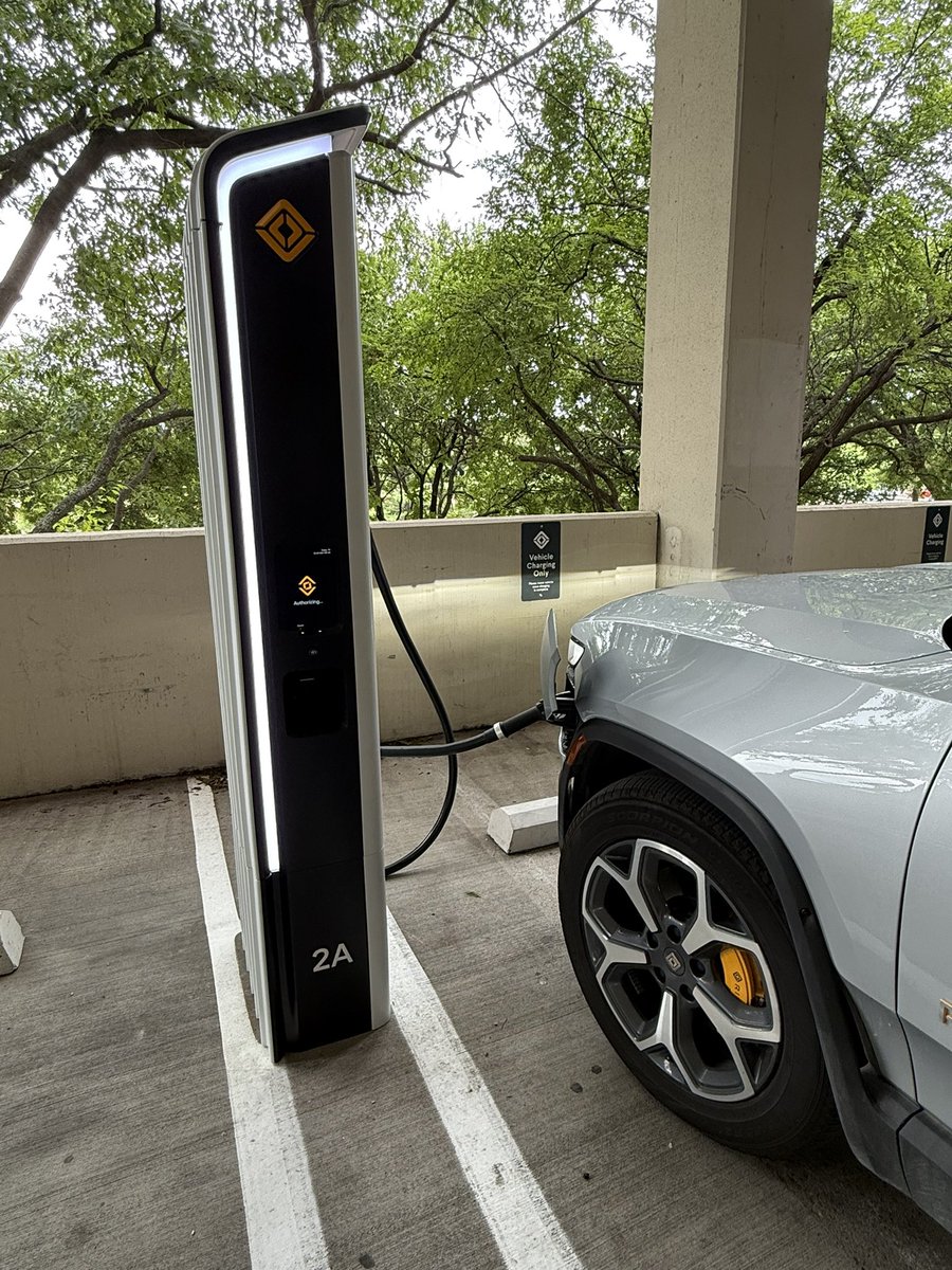 RANtracker's tweet image. The Rivian Adventure Network station in Dallas is now equipped with Gen 1.5 charging dispensers.

📸: @AllOddsZT