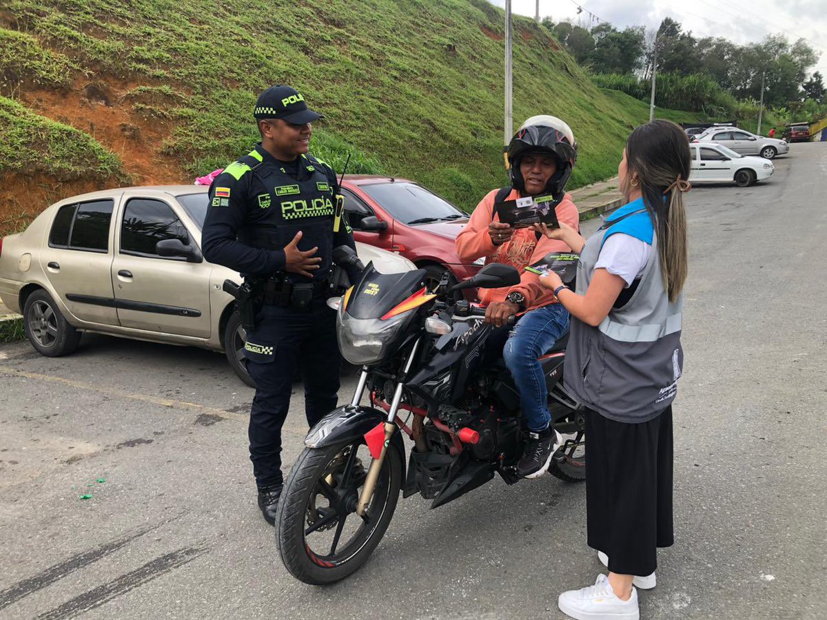 📍Corregimiento de San Cristóbal | Campaña preventiva de hurto a motociclistas.

Brindamos recomendaciones en seguridad a la ciudadanía.
