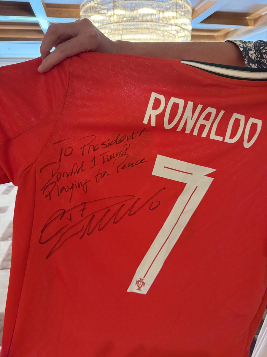 🔴🔴🔴 🇵🇹 Antonio Costa (président du conseil européen) a donné un maillot de Cristiano Ronaldo dédicacé pour Donald Trump. 

Avec sa dédicace, Cristiano a laissé un mot :

« Pour le président Donald Trump. Jouer pour le paix. »