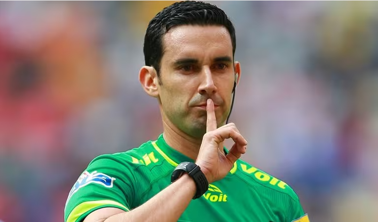 Primeiro amarelo aos 68 para o Benfica, aos 85 para o Boca
Dá 7 minutos na primeira parte, muda para 6 e acaba aos 8:30
O jogo esteve parado mais de 15 minutos na segunda parte e dá 5 de desconto, acaba aos 4:30
Ainda deu tempo para expulsar 3 jogadores

Eis César Palazuelos.