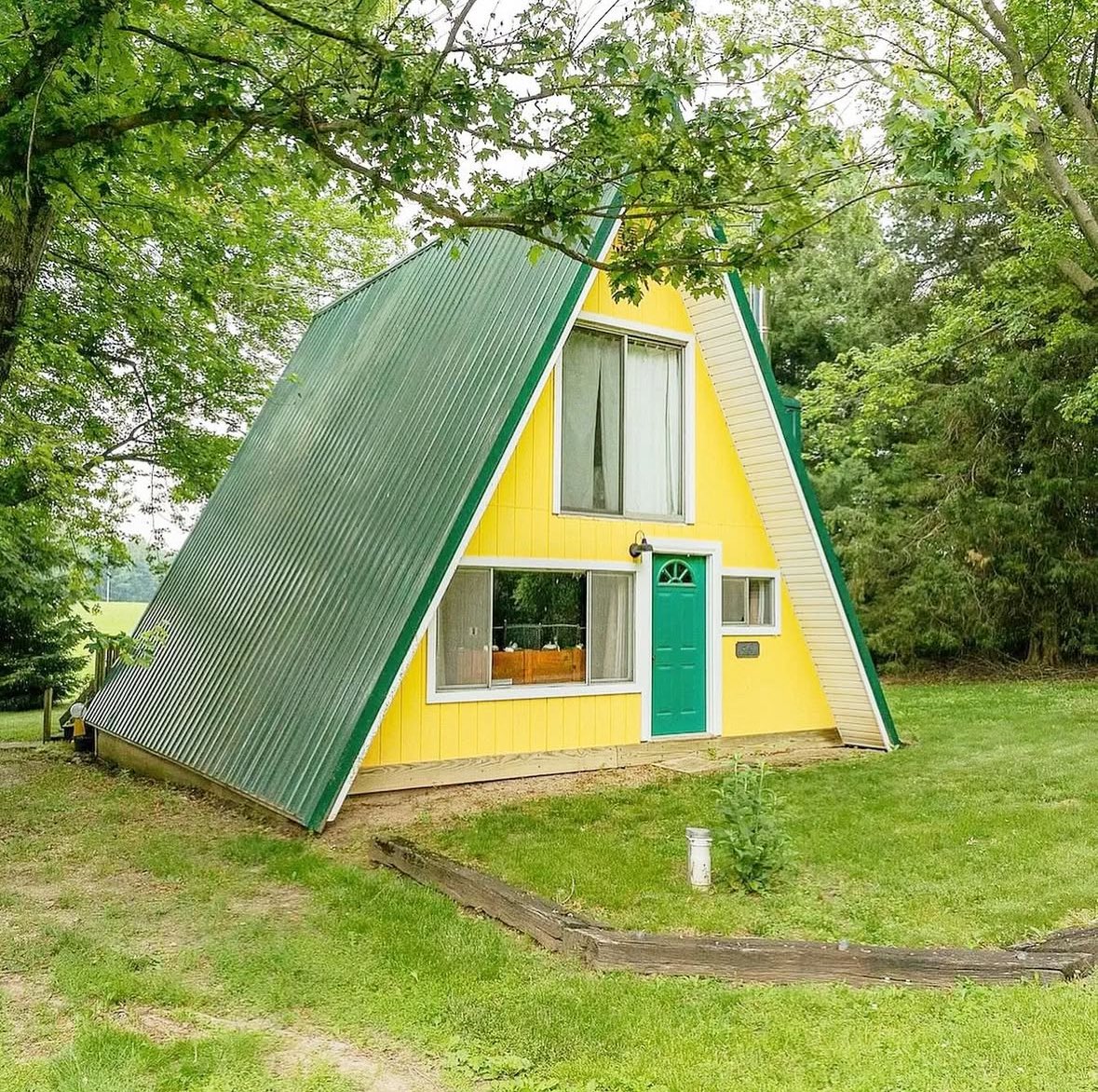 If anyone wants to buy me the Midsommar house I will gladly accept 😂🌻🌸🌼