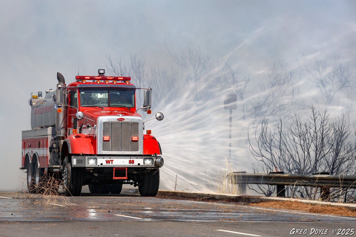 Water Tender 88 from <a href="/LAFD/">LAFD 🔥</a> uses the side sprayer to douse a brush fire along Burbank Bl. in the #Sepulvedabasin this afternoon.  <a href="/LAFDtalk/">#LAFD Talk 💬</a> <a href="/LAFDvalley/">LAFD Valley</a>